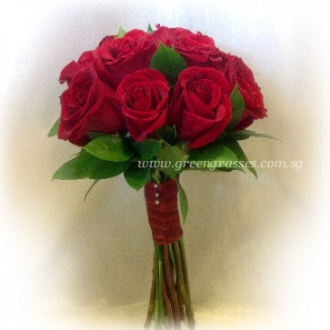 WB09511 ROM-12 Red Rose hand bouquet