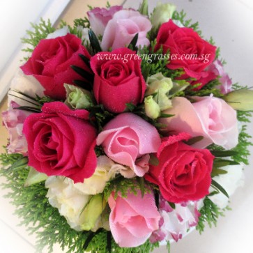WB11551 ROM-12 Mix Pk Rose w/Eustoma hand bouquet