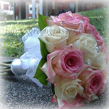WB17039 ROM-12 Ecuador Rose(Wh+Pk) hand bouquet