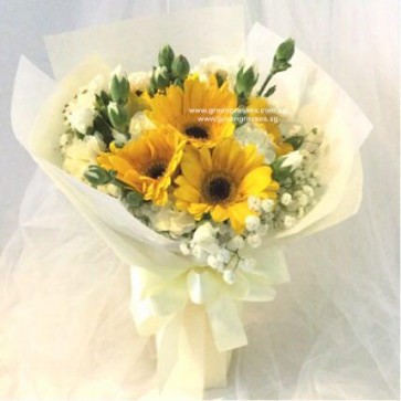 HB06578-LLGRW-6 Yel Gerbera hand bouquet