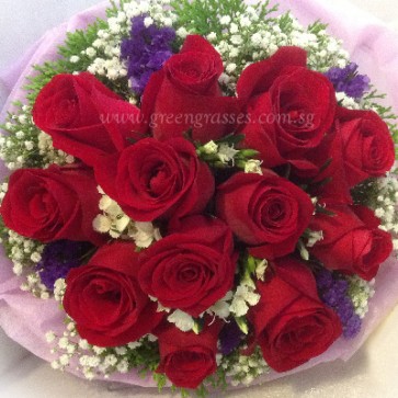 HB08039-LLGRW-12 Red Rose hand bouquet