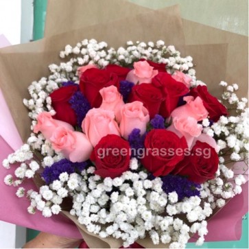 HB09917-GLSW-20 Mixed Roses hand bouquet