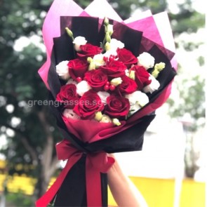 HB08815-BOQ-10 Red Roses w/Wh Eustoma